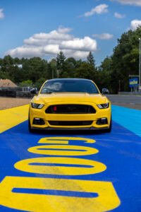 Shooting Mustang sur le circuit du mans, virage Goodyear